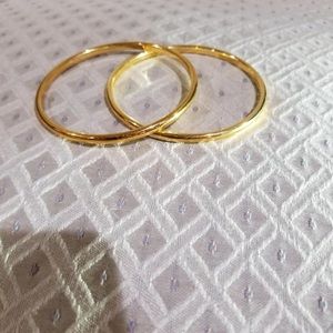 Yellow gold bronze bangles round edge.